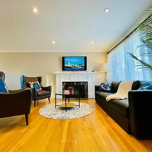  Holiday home Spacious 3 Bedroom With Parking